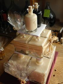 A Demijohn Liqueur Wedding Cake, yum!