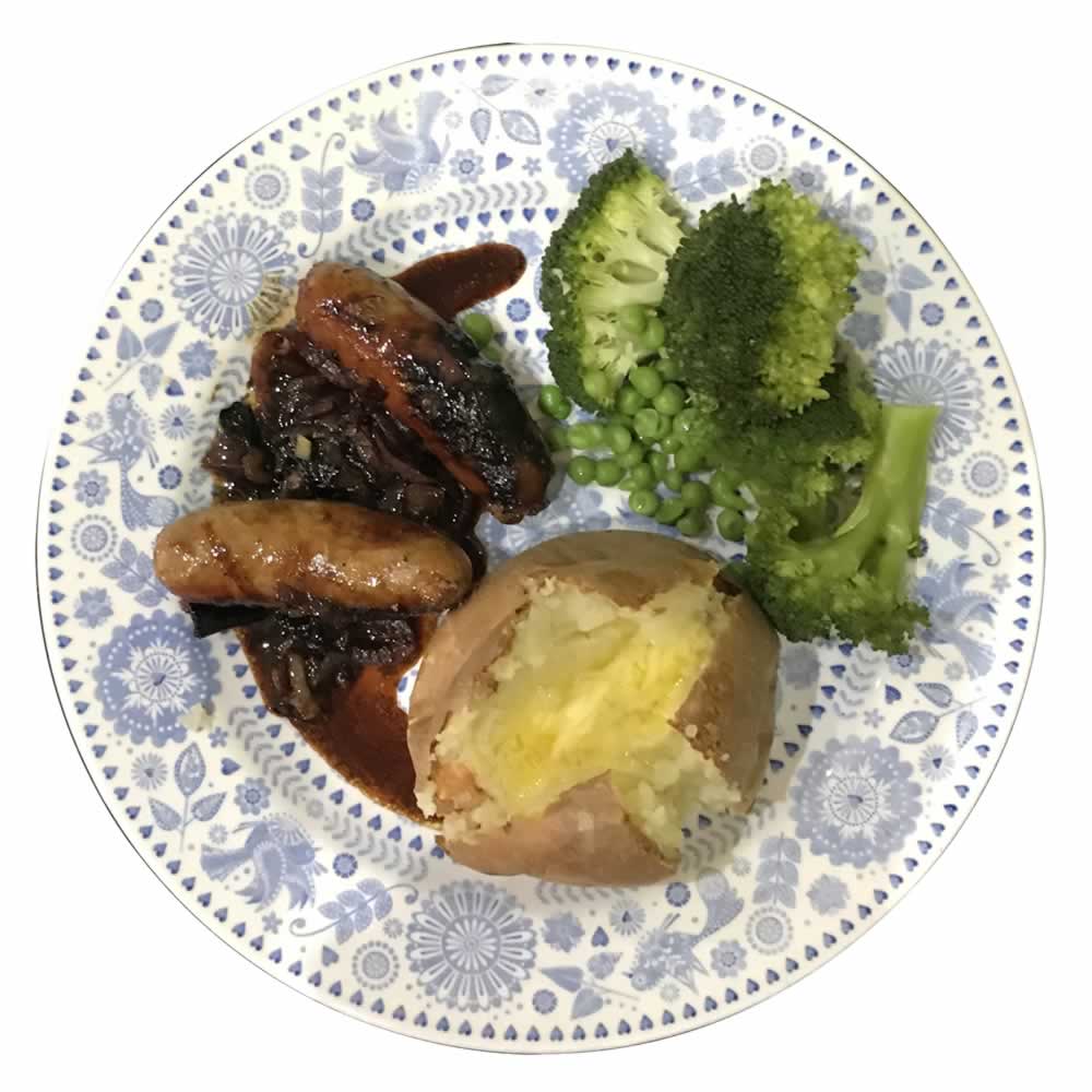 Sausages with red onion and bramble glaze, a deliciously quick supper!